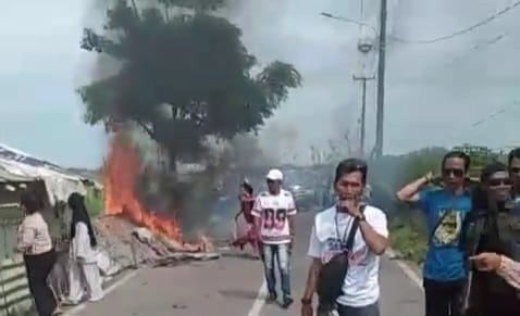 Warga Bakar Warung yang Diduga Tempat Prostitusi