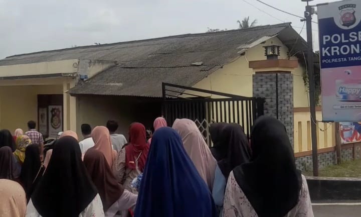 Dana Santunan dari Parkir Macet, Puluhan Warga dan Yatim Geruduk Polsek Kronjo