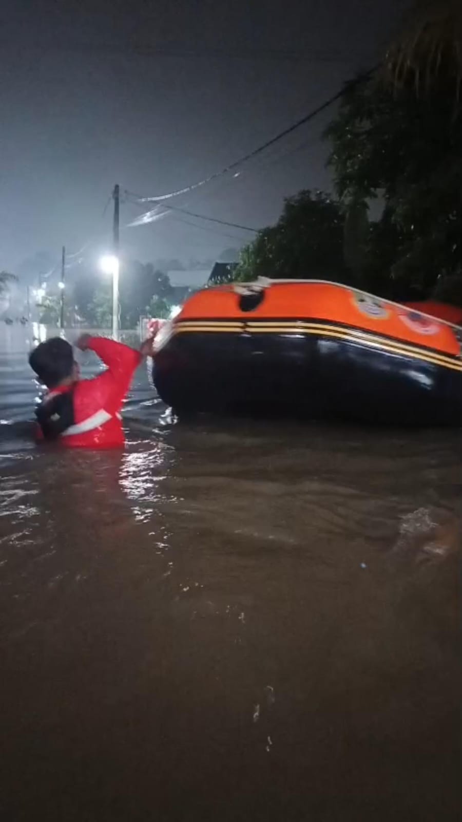 Tengah Malam, Ratusan Warga Perumahan Utama Kadu Kebanjiran