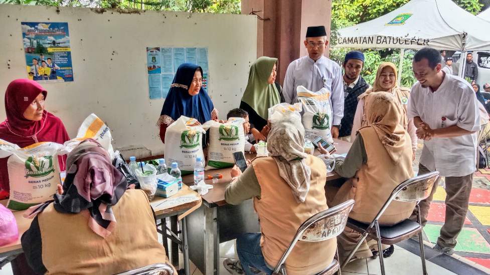 Warga Batuceper Senang Dapat Bantuan Beras 20 Kilogram