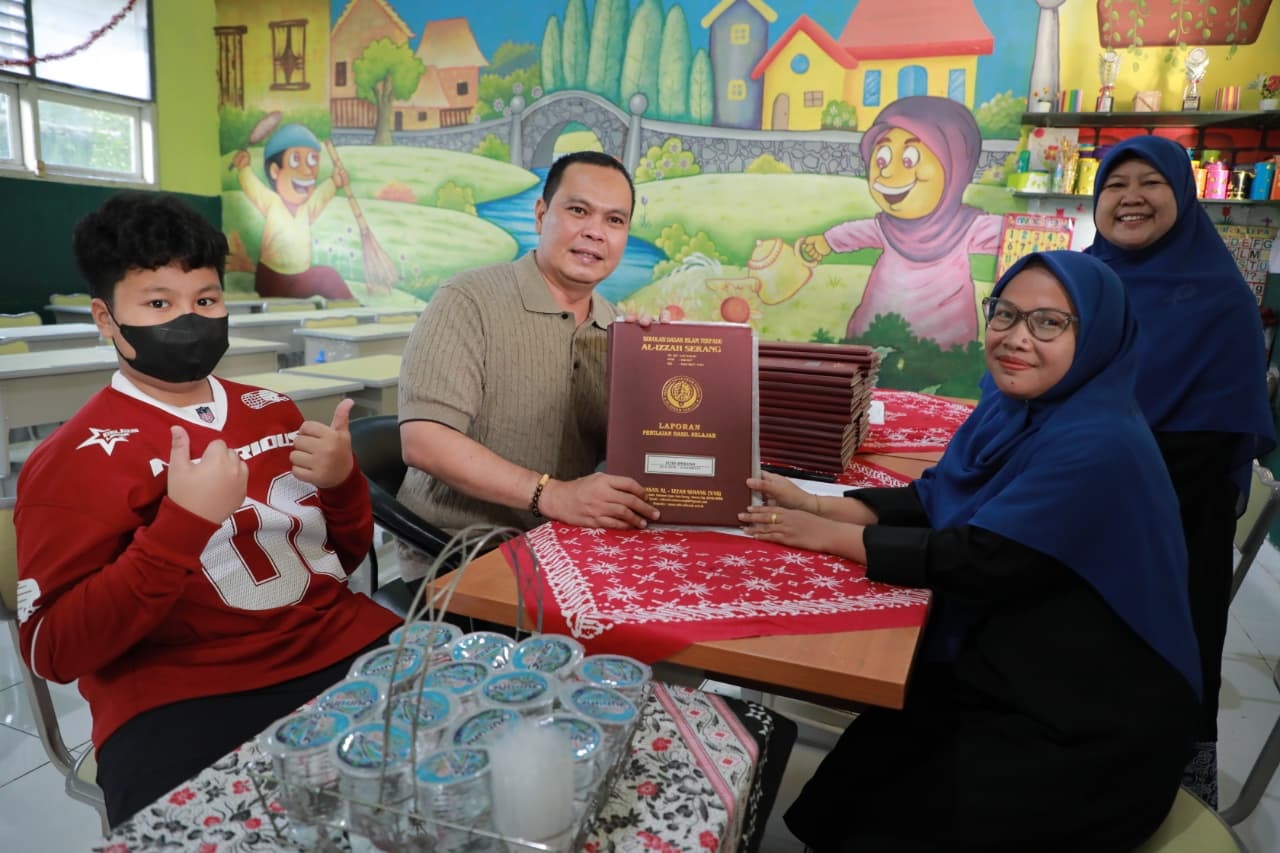 Budi-Agis Kompak Ambil Rapor Anak