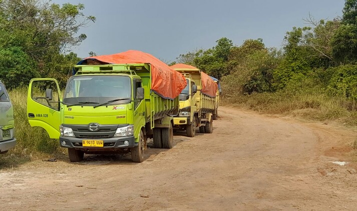 Lalulalang Truk Tanah dari Galian Ilegal Dikeluhkan Pedagang di Kemiri