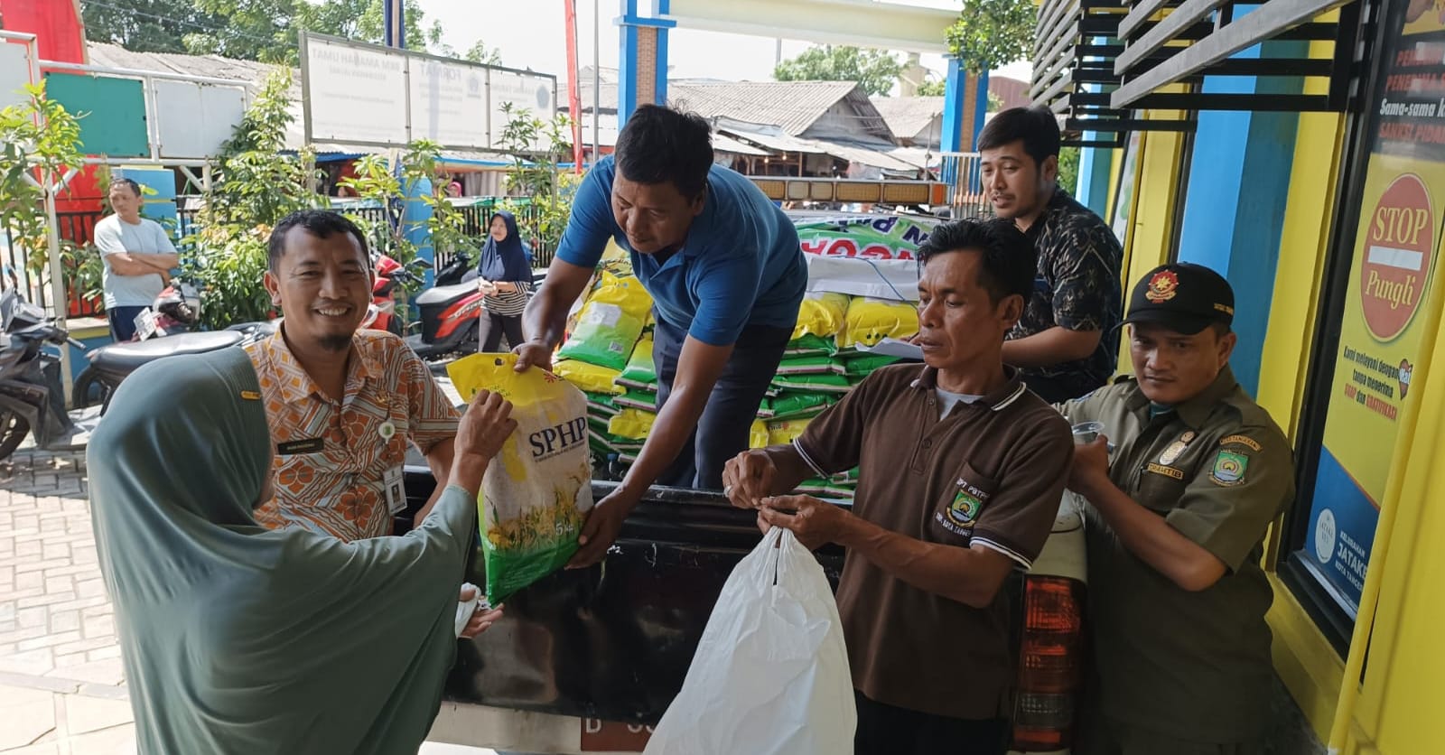 Beras Murah Sebanyak 2 Ton Ludes Diserbu Warga Jatake