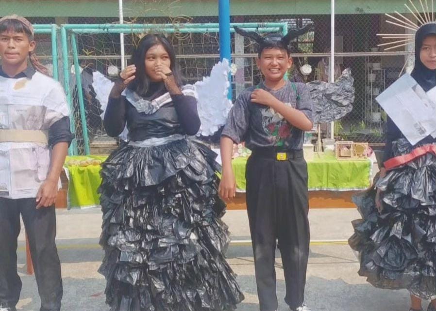 SMPN 2 Pasar Kemis Wadahi Kreativitas Siswa Dengan Mengolah Sampah Menjadi Barang Bermanfaat 