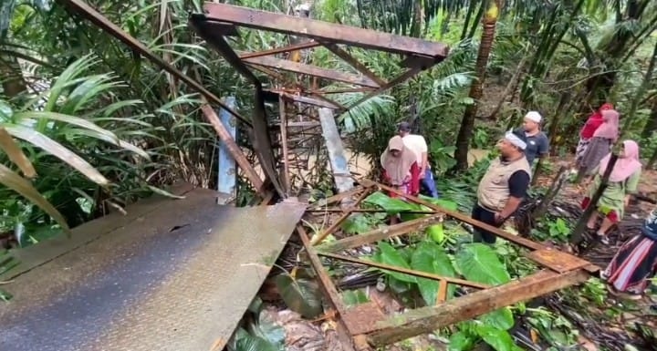 Jembatan Putus, Lima Pelajar Jatuh ke Sungai
