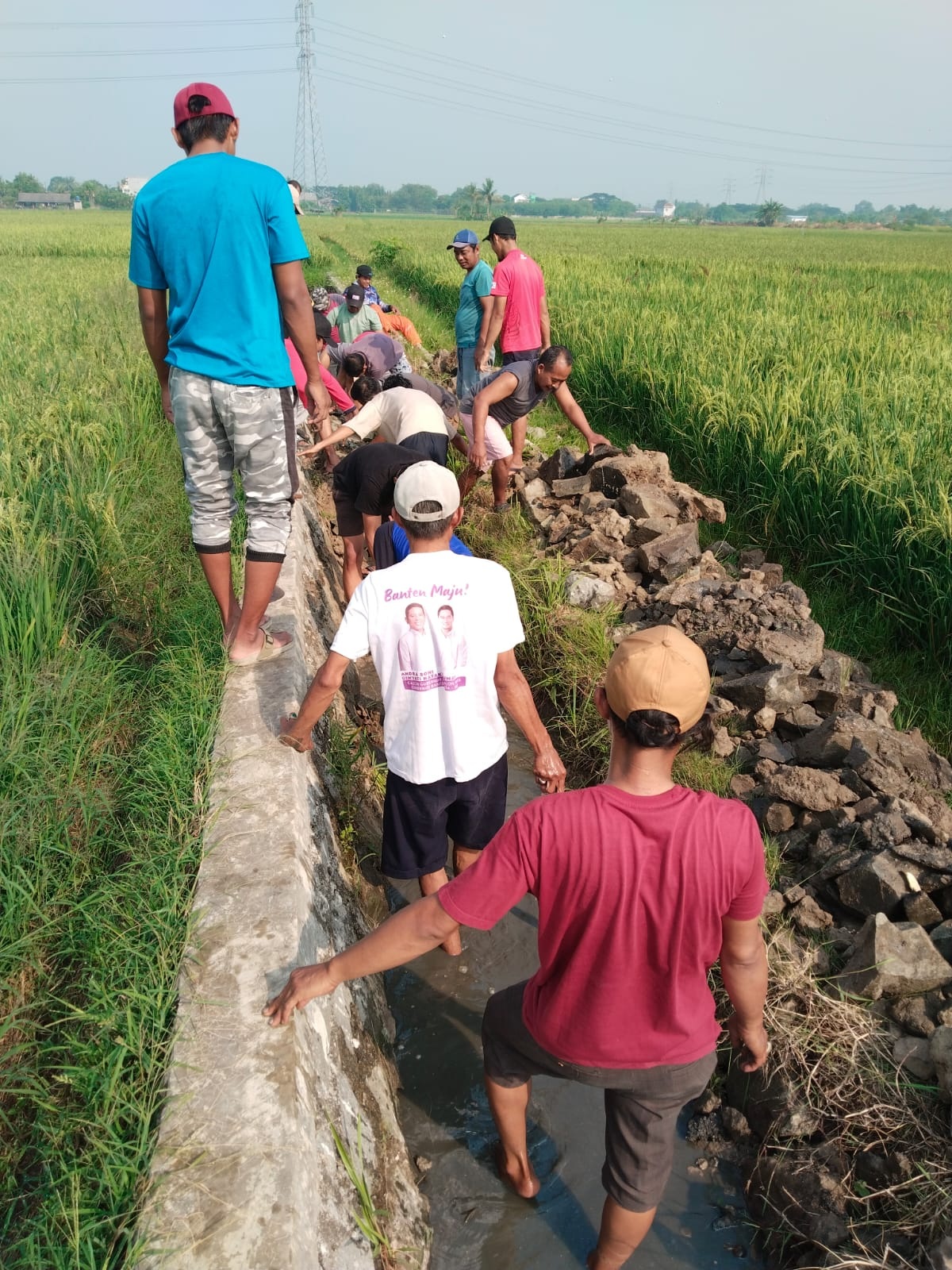 Drainase Ambrol, Warga Sorot Kerja Kontraktor