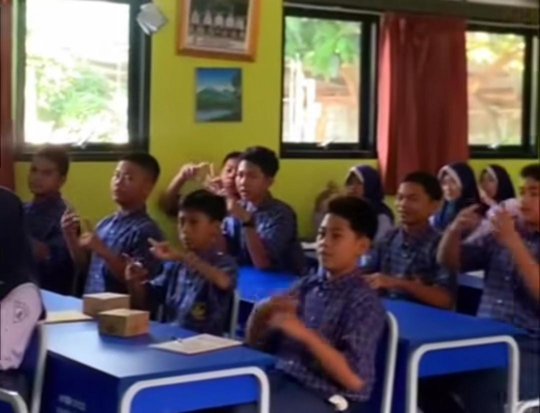 Siswa SMPN 1 Pagedangan Ikuti Pembelajaran Bahasa Isyarat