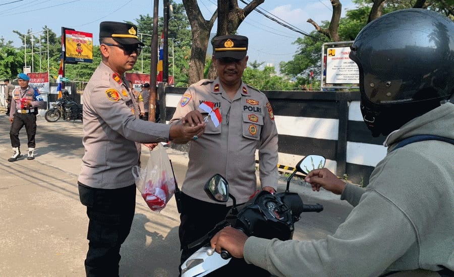 Polisi Bagikan Bendera Merah Putih di Pinang