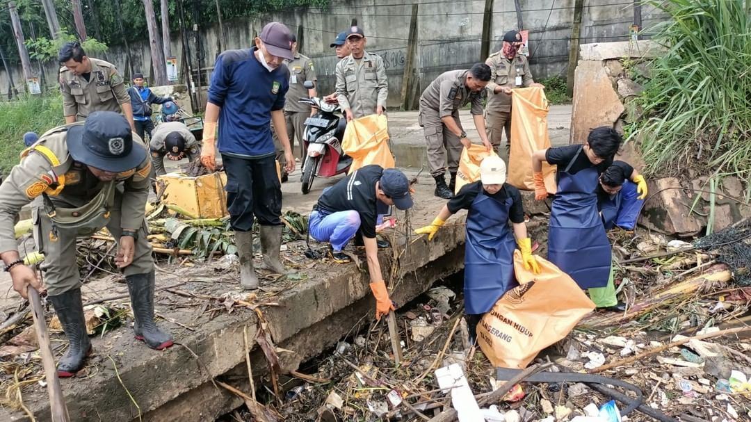 Puluhan Relawan Bersihkan Kalo Sabi