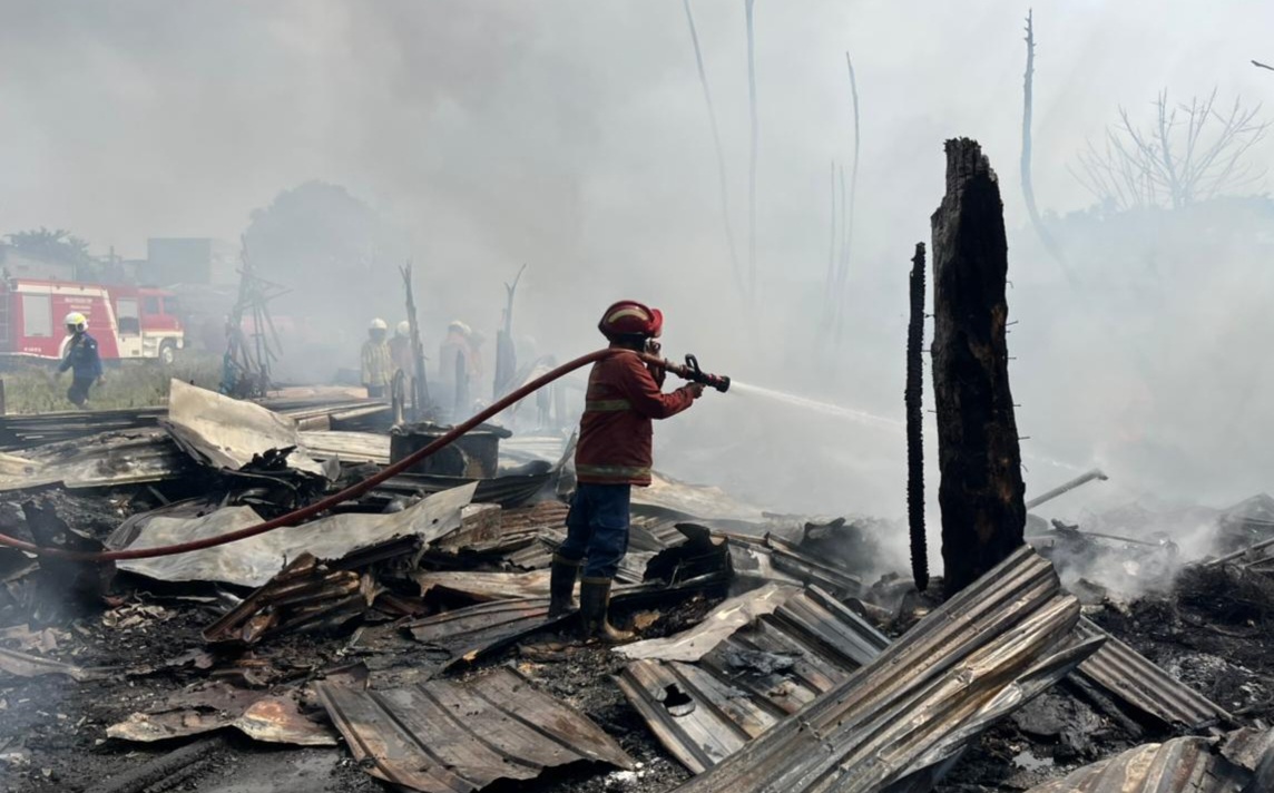 Lapak Kayu dan Limbah Ban di Perum Cibodas Ludes Terbakar