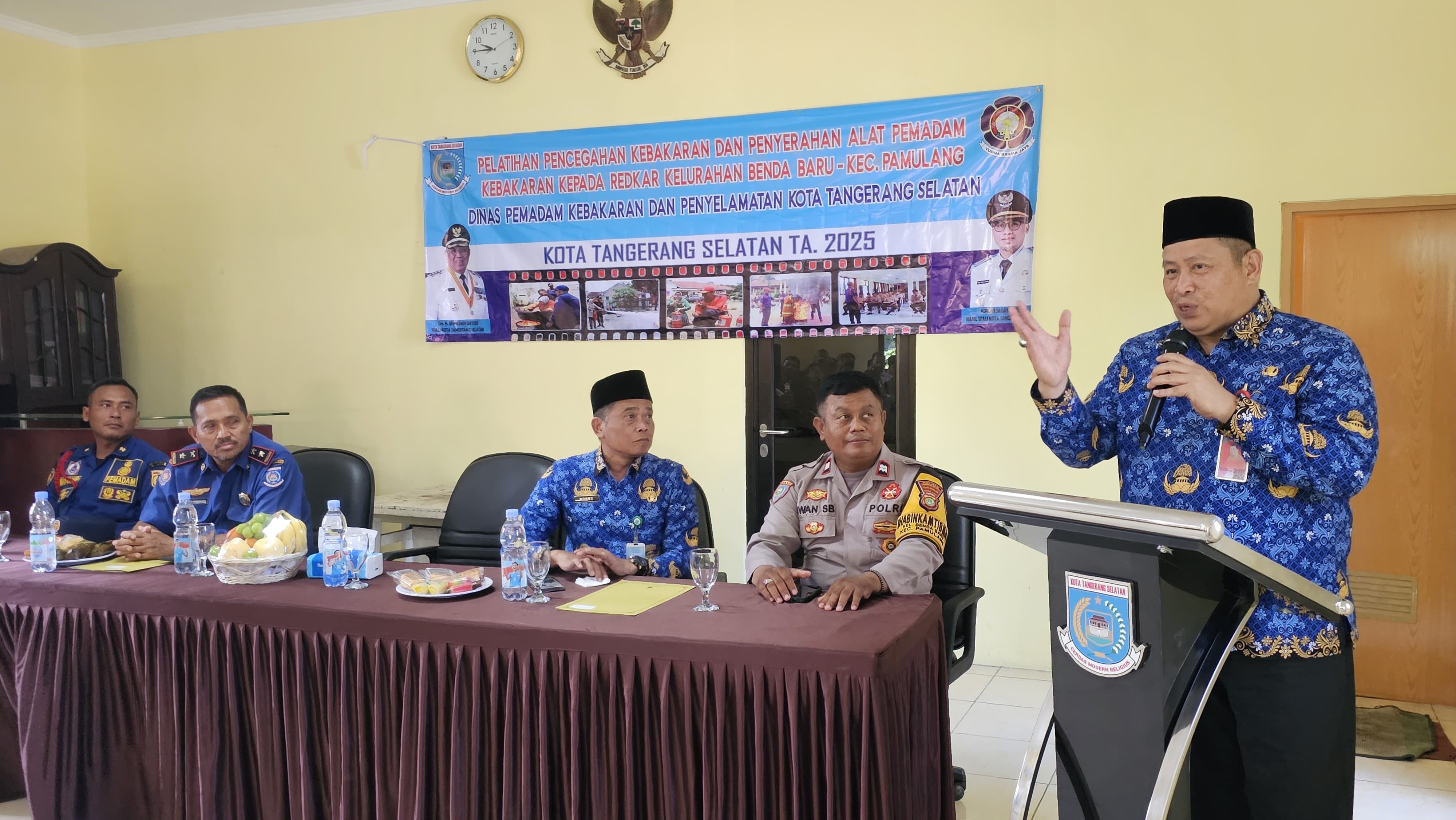 Anggota Redkar dan Warga Benda Baru Dilatih Tanggap Kebakaran