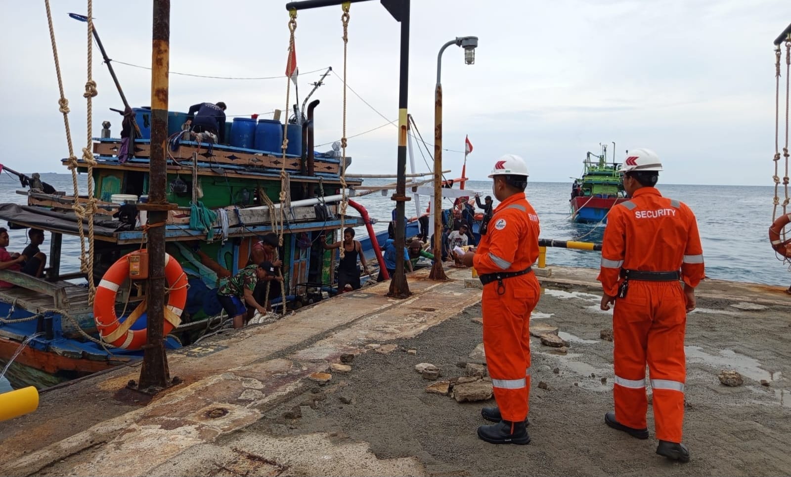 Lambung Kapal Pecah, 11 Nelayan Kronjo Tangerang Terdampar di Pulau Pabelokan