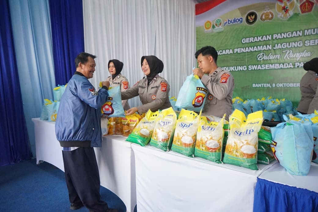 Warga Pulang Bawa Sembako, Usai Hadiri Penaman Jagung Bersama Wapres Gibran