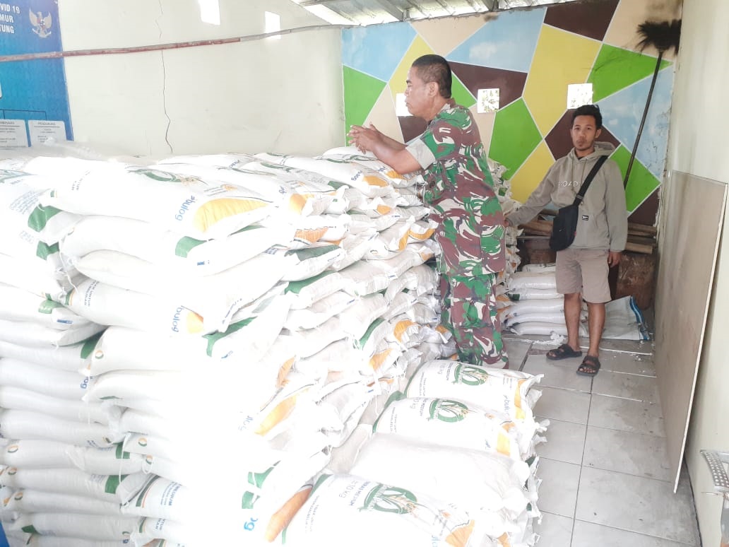 Salurkan Bantuan Pangan Beras ke 120 KK