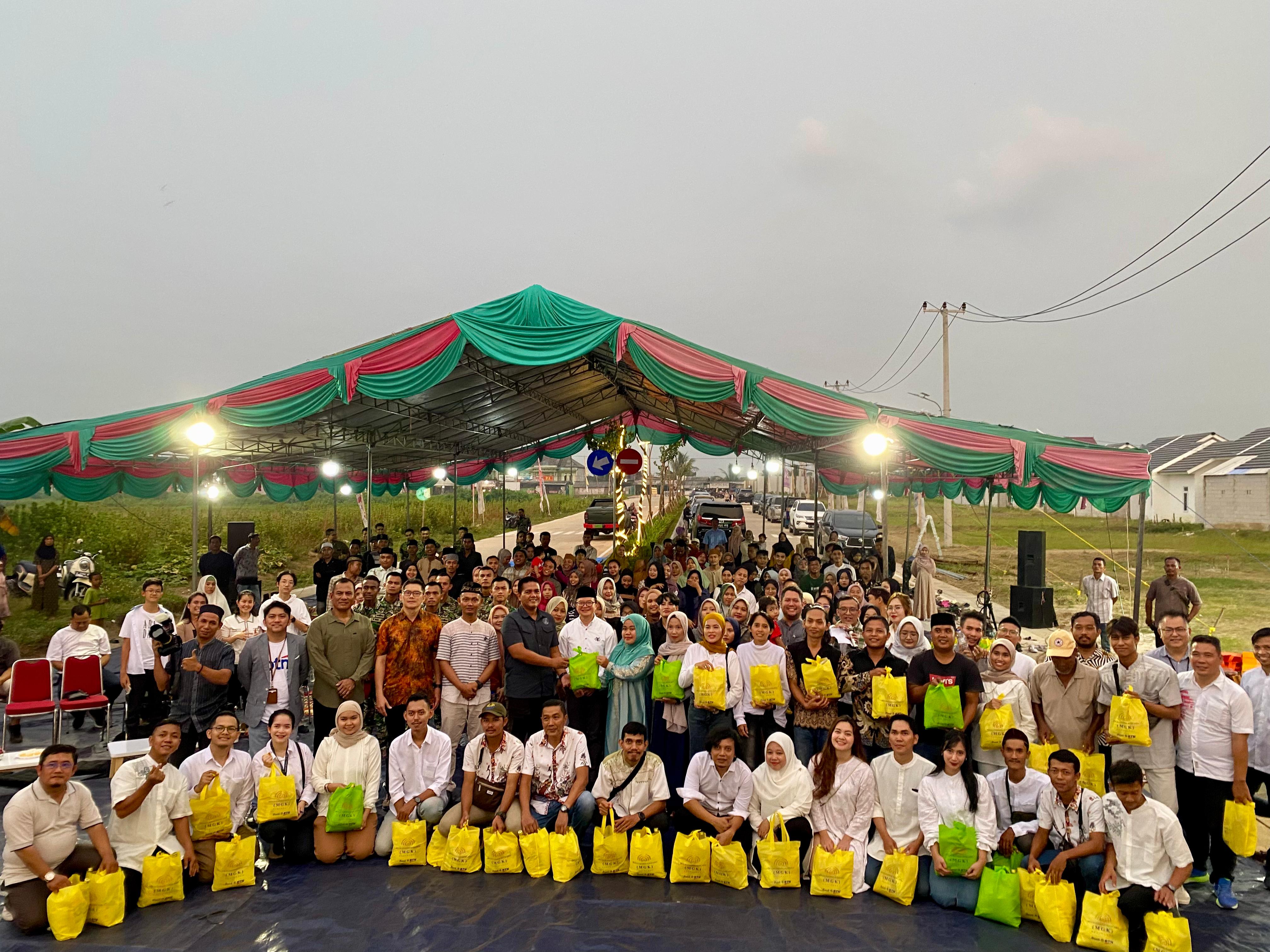 Kopassus dan Manajemen Infiniti Realty memberikan Bansos kepada Warga MGK saat Acara Bukber