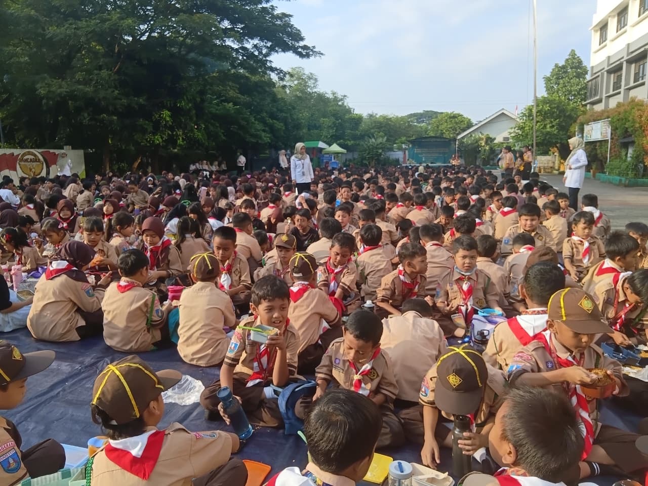 SDN Sukasari 5 Budayakan Makan Sehat Bersama di Sekolah 