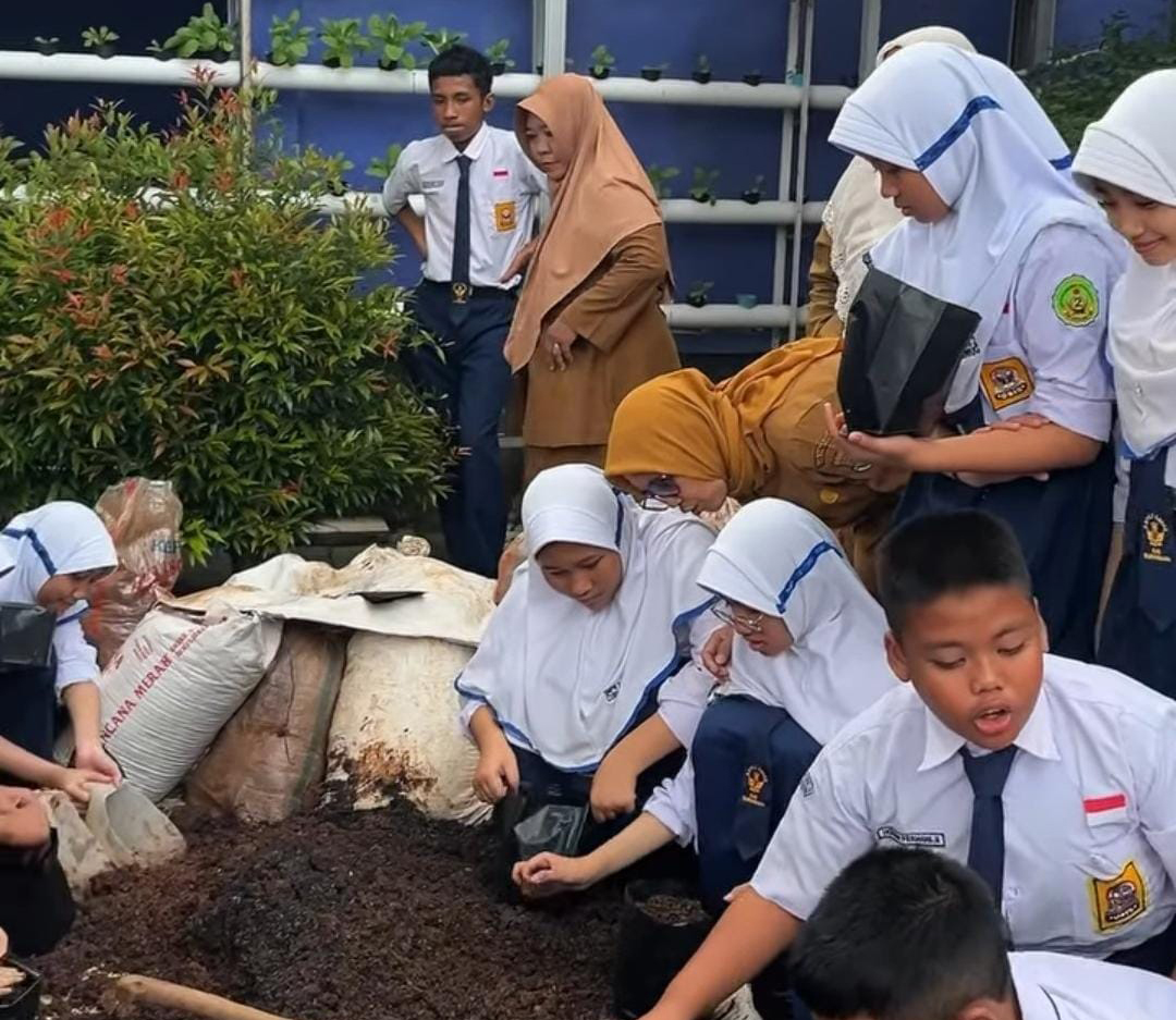 SMPN 2 Curug Kokurikuler Menanam Bawang di Aula Sekolah