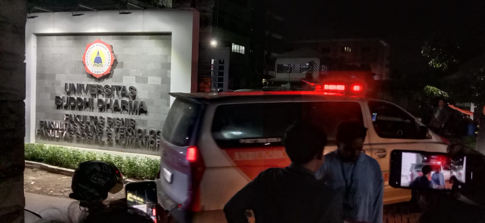 Mahasiswa Universitas Budhi Darma Gandir di Dalam Gedung Kampus
