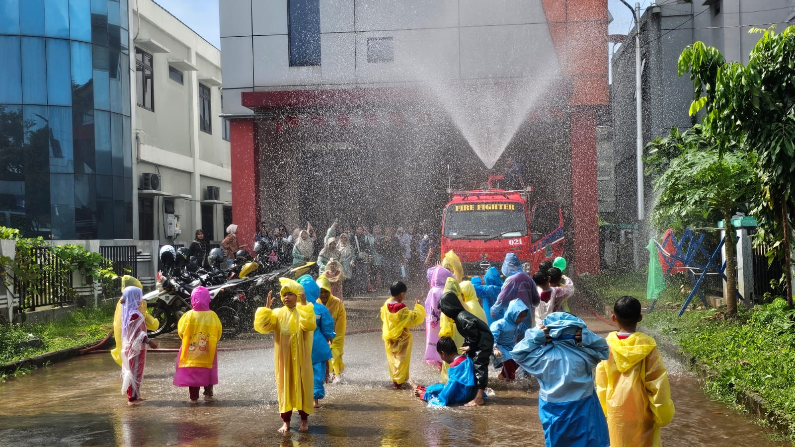 Asiknya Anak PAUD Bermain Air Hujan Buatan Bersama Damkar Tangsel