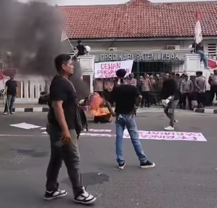 Posting Gambar Garuda Bertuliskan ‘Indonesia Baik-baik Saja’ Ketua DPRD Lebak Didemo