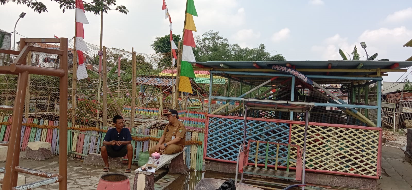 Tukang Bangunan Sulap Rawa Jadi Taman