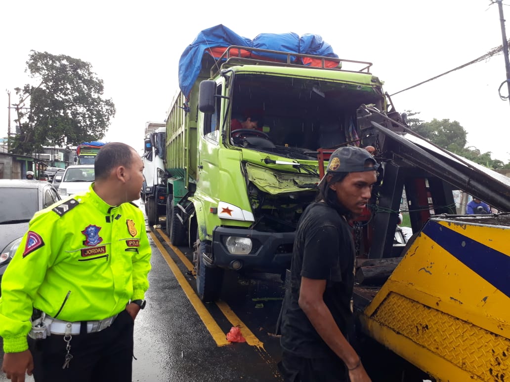 Tiga Truk Terlibat Tabrakan Beruntun, Dua Korban Alami Luka, Satu Sopir Melarikan Diri