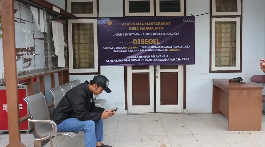 Kades Tersandung Narkoba, Warga Margajaya Segel Kantor Desa 