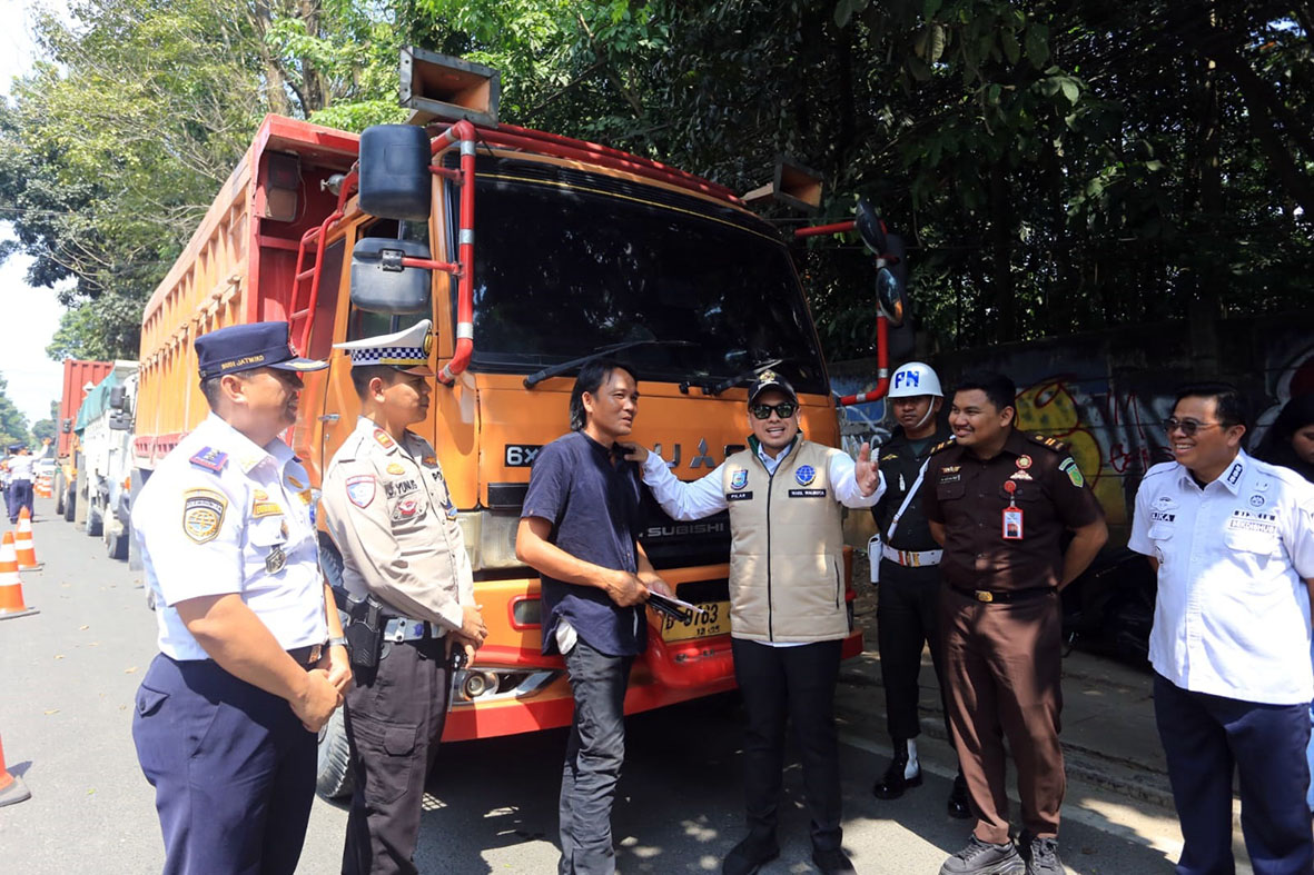 Truk Membandel Ditilang Tim Gabungan