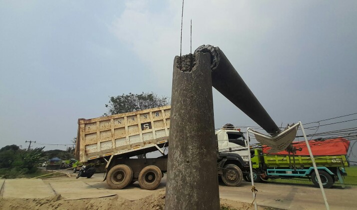 Truk Tanah Tersangkut Kabel Listrik hingga Tiangnya Roboh, Sebabkan Kemacetan di Jalan Mauk Kronjo