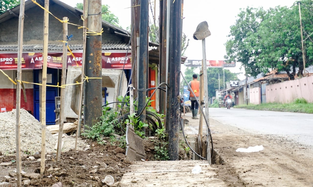 Proyek Drainase Depan PT Bosung Kembali Terhenti, Terhambat Tiang Kabel Internet di Jalan Pasar Kemis–Rajeg