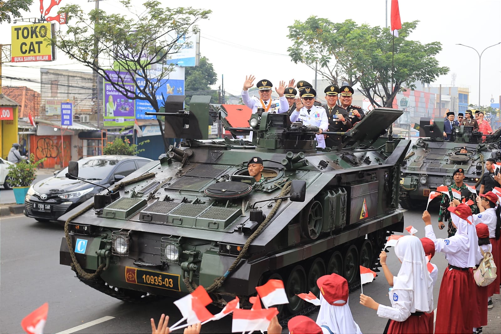 Benyamin Dan Pilar Naik Tank APC