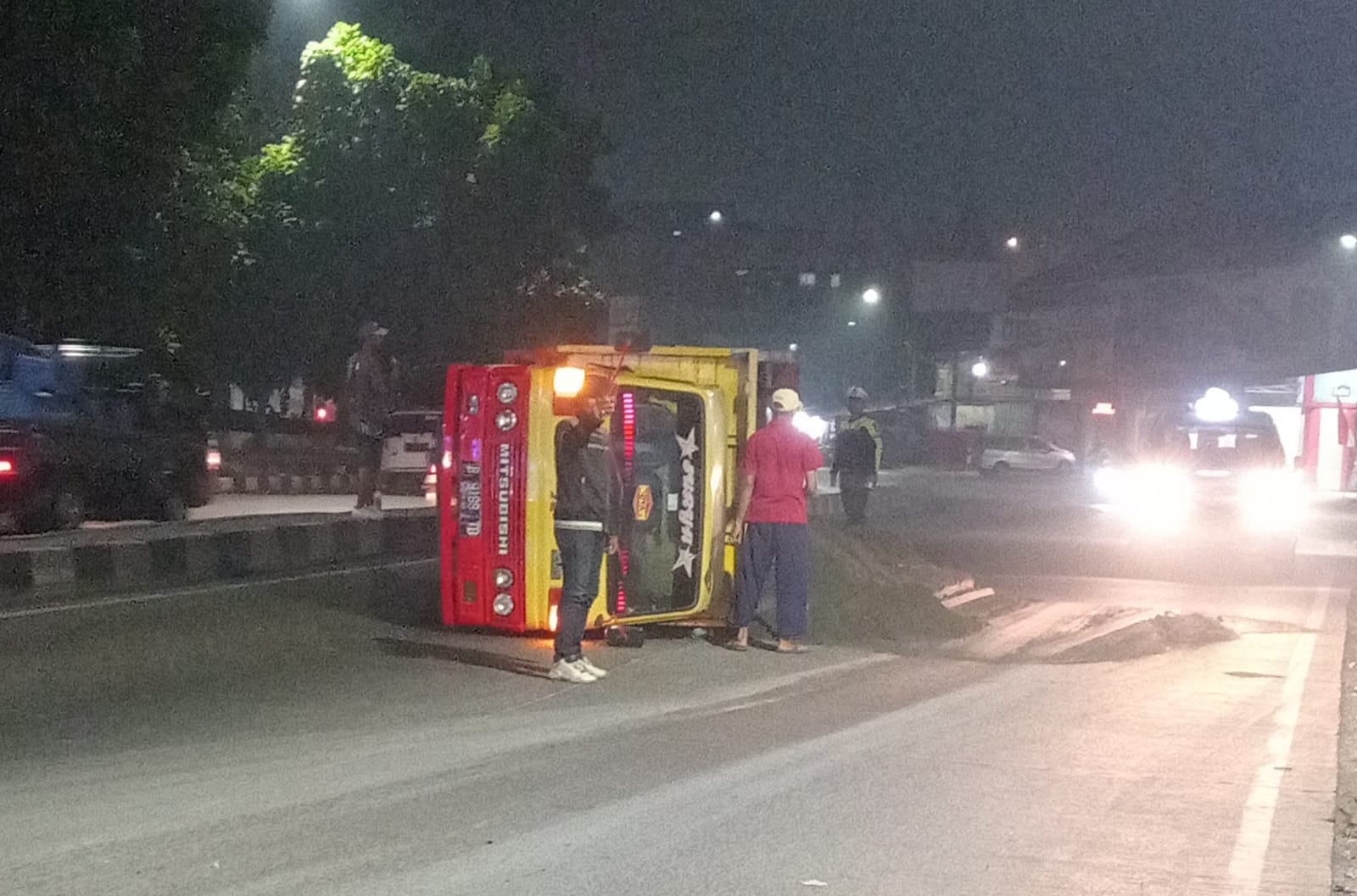 As Roda Belakang Patah, Truk Muatan Pasir Terguling