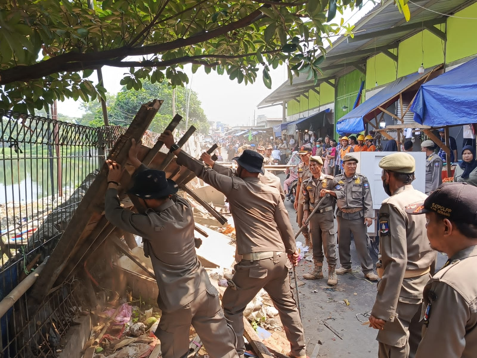 Satpol PP Bongkar Lapak Pedagang Pasar Ciherang