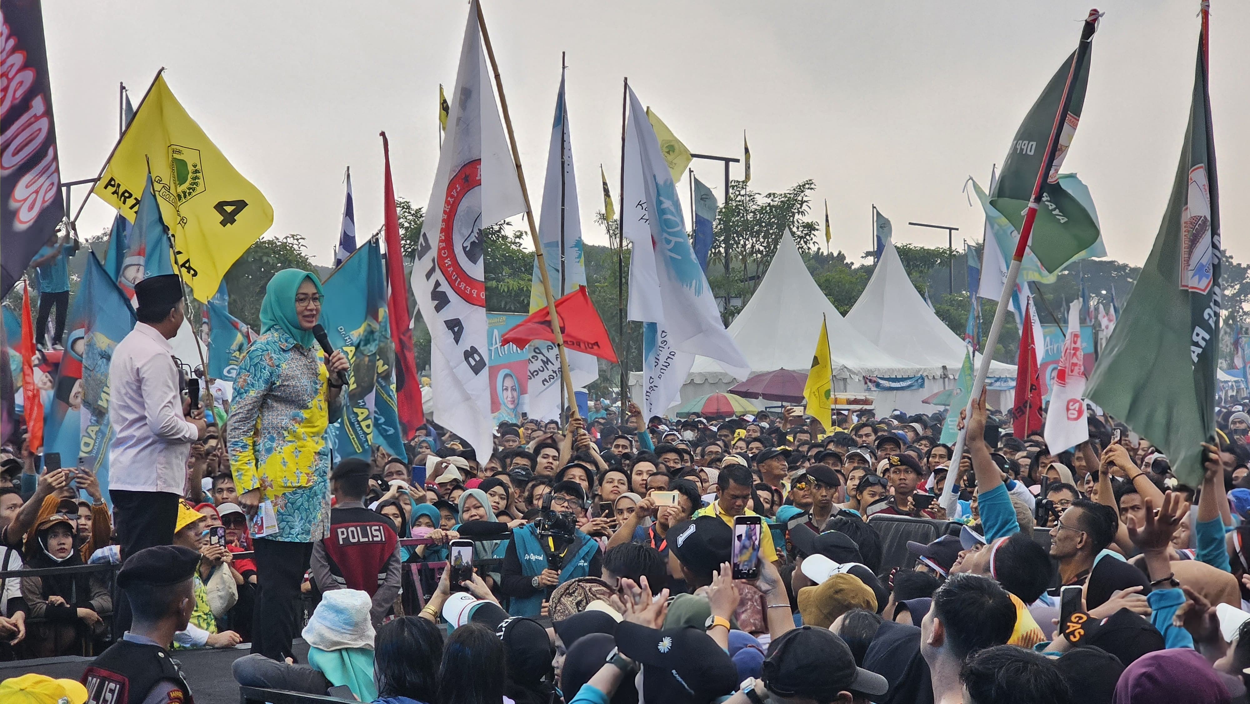 Teriakan ‘Rakyat Bersatu’ Menggema di Kampanye Akbar Airin-Ade