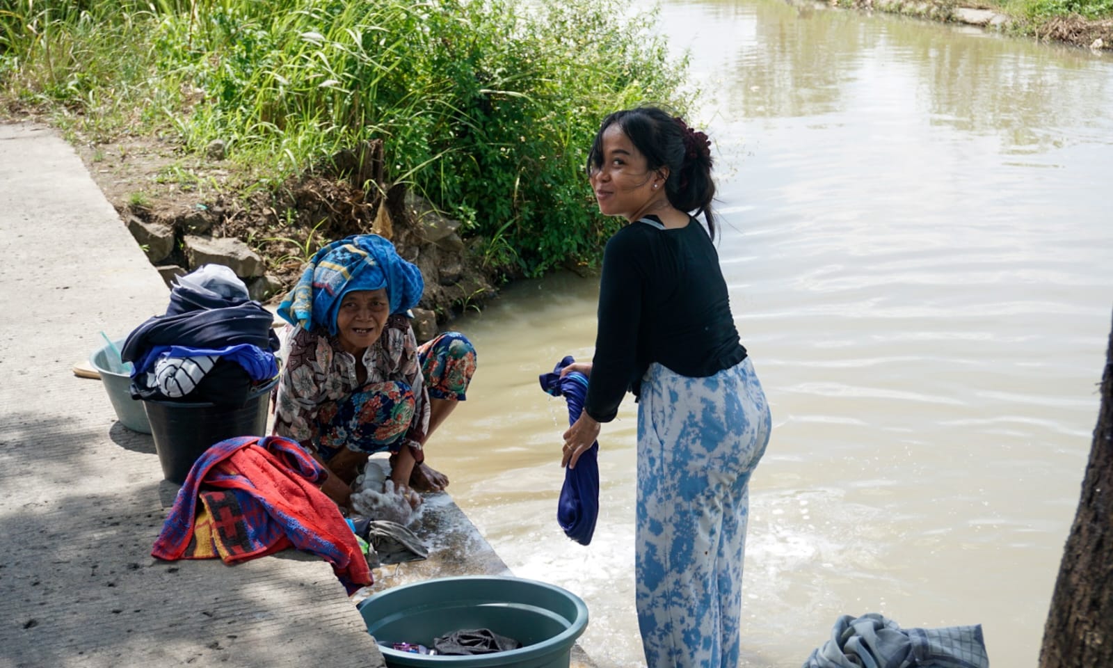 Mencuci di Sungai Jadi Tradisi di Perdesaan