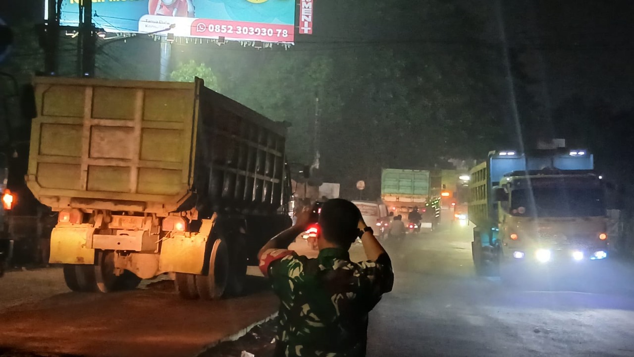 Sopir Truk Blokir Jalan Raya Legok