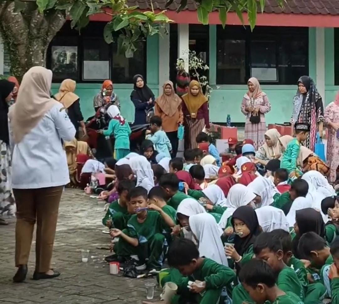 Siswa SDN Caringin I Diajak Merawat Mulut dengan Gosok Gigi Bersama