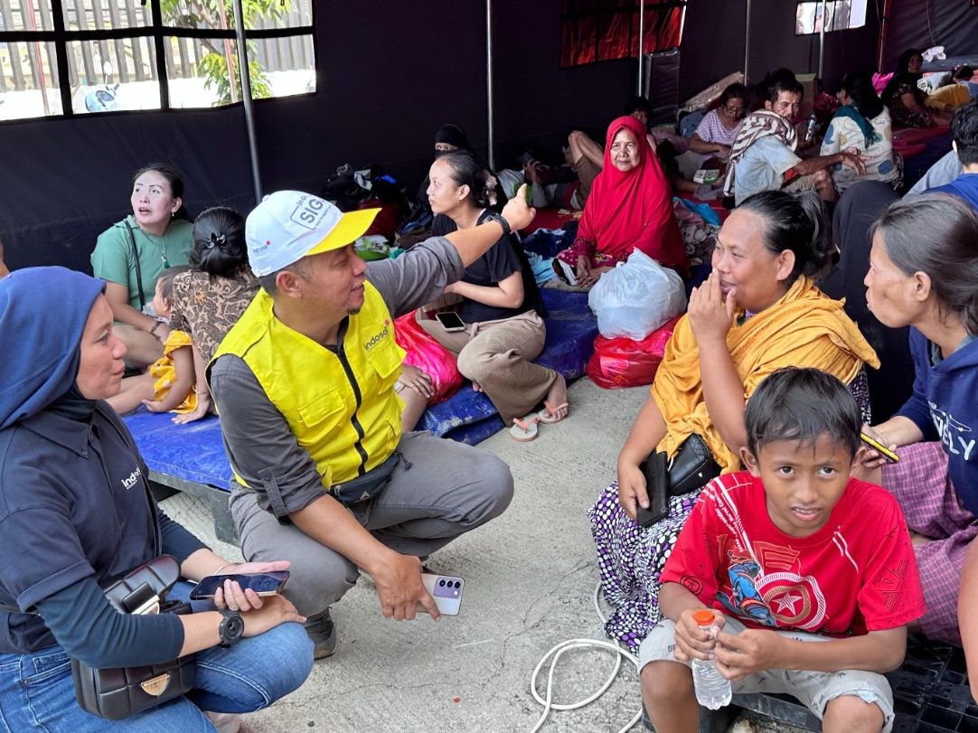 Indosat Salurkan Bantuan untuk Korban Banjir di Bekasi 