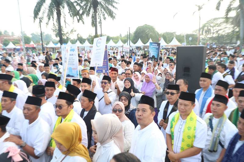 Puluhan Ribu Warga Antusias Ikut Jalan Sehat Sarungan Batik
