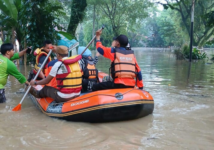 Hujan Melanda Tangsel Minggu Malam, Sejumlah Titik Banjir