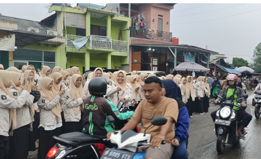 123 Santriwati Tahfizh Multazam Bogor, Berbagi Takjil di Cipondoh Tangerang