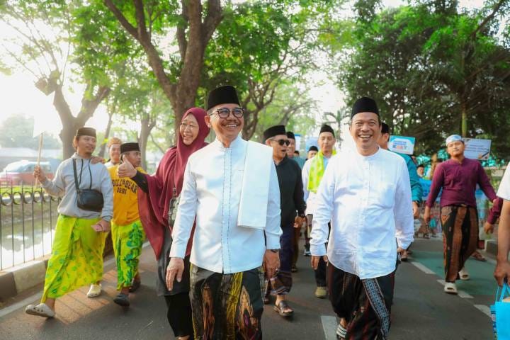 Ribuan Warga Antusias Ikut Jalan Sarungan