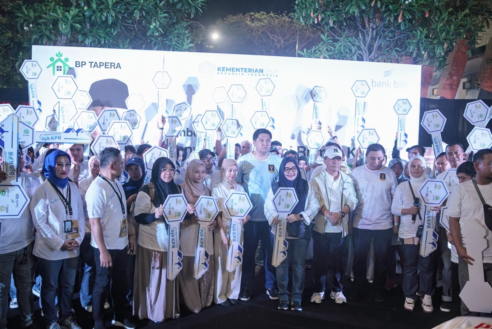 bank bjb menyerahkan kunci secara simbolis kepada 100 debitur FLPP