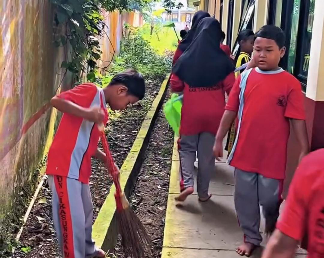 SDN Cikasungka IV: Aksi Clean Up, Wujudkan Sekolah Bersih dan Nyaman