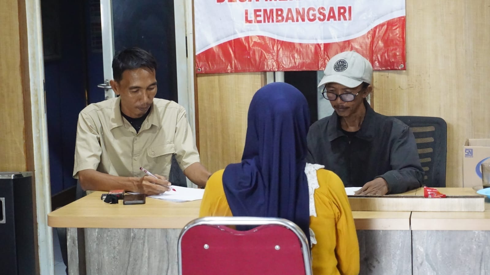 Warga Lembang Sari Terima BLT Kesra
