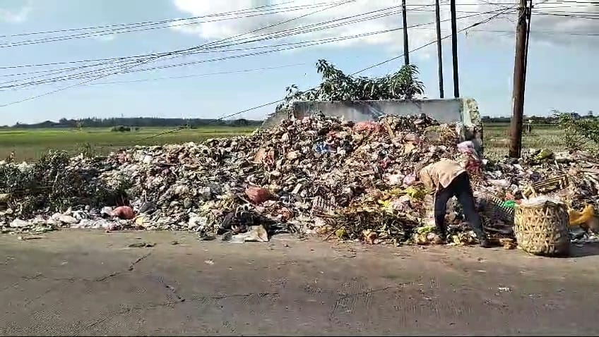 Kepala Desa Tegal Kunir Lor Keluhkan Tumpukan Sampah di Jalan Raya Mauk