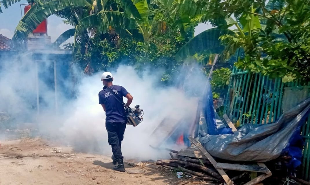 Empat Kasus DBD Terjadi di Desa Karet, Pemdes Lakukan Fogging untuk Cegah Penyebaran Demam Berdarah