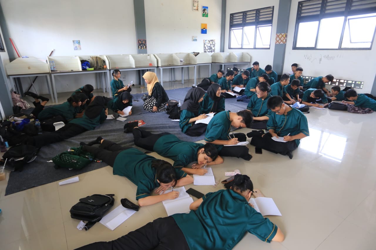 Di SMKN 8 Kota Tangsel, Ratusan Siswa Belajar di Lantai, Sejak 2023 Tidak Punya Meja dan Kursi