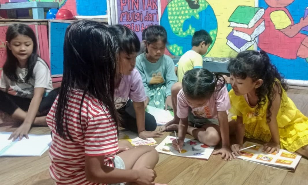 Warga Desa Ranca Bango Punya Pojok Baca Adem