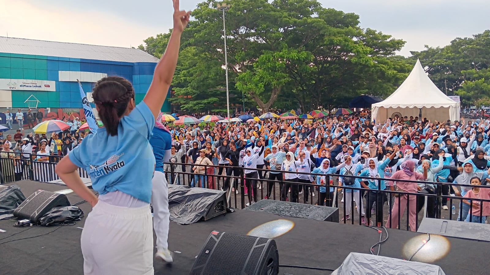 Tetap Semangat Walau Diguyur Hujan, Ribuan Peserta Senam Gemoy Meriahkan Konser Indonesia Maju GBN di Lebak Ba